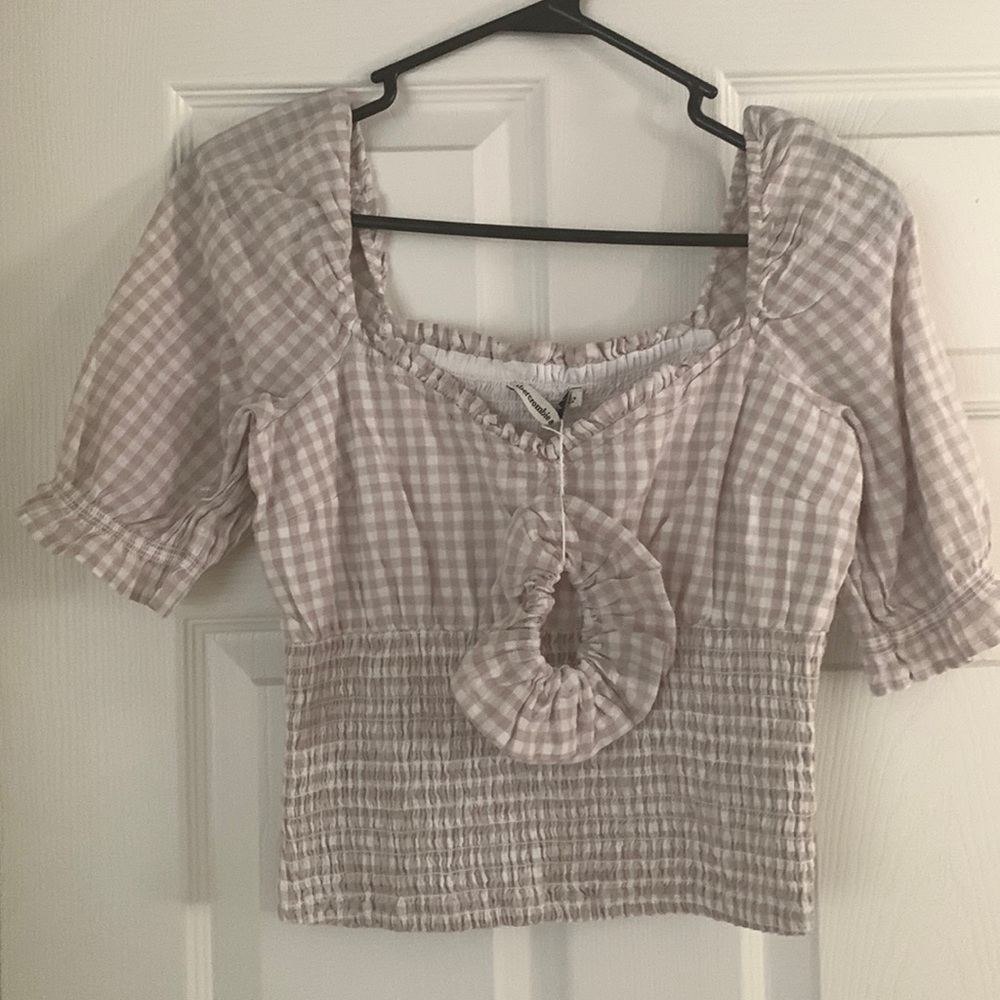 Abercrombie & Fitch cropped blouse with matching hair tie, size small.